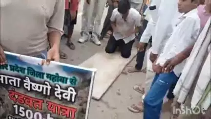 कुलपहाड़: माँ वैष्णो देवी के दर्शन को दंडवत यात्रा पर निकले सुनील, 18वें दिन पहुँचे अजनर, ग्रामीणों ने किया भव्य स्वागत