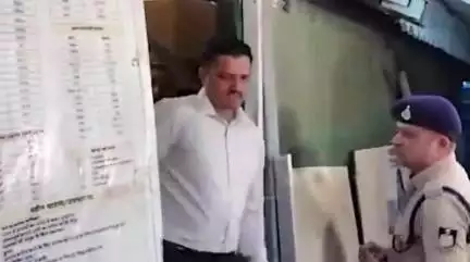 इंदौर: शिलांग पुलिस आरोपी शिलोम जेम्स को लेकर एयरपोर्ट रवाना, इंदौर और रतलाम में तलाशी ली