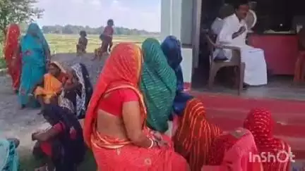 हरलाखी: झिटकी पंचायत के बालारही गांव में ग्रामीणों के साथ पूर्व प्रमुख रत्नेश्वर ठाकुर ने की बैठक