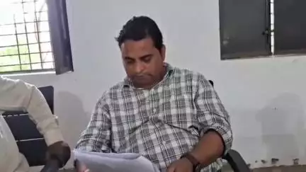 भीटी: कटेहरी ब्लाक के मौरापारा में मनमानी उजागर, ग्राम पंचायत सचिव और पात्र के बीच बहस का वीडियो सोशल मीडिया पर वायरल