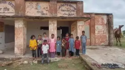 चितरंगी: प्राथमिक पाठशाला प्लाट टोला की जर्जर इमारत, शिक्षक जान जोखिम में डालकर बच्चों को करा रहे अध्ययन