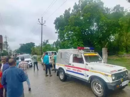 बीसलपुर: शहर कोतवाली क्षेत्र में एसडीएम के चालक ने कब्रिस्तान की दीवार में घुसाई कार, चालक नशे की हालत में बताया जा रहा था