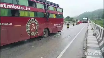 बड़गांव: उदयपुर जिले के गोगुंदा हाईवे पर ट्रेलर और ट्रैवलर बस की भिड़ंत, 8 यात्री घायल