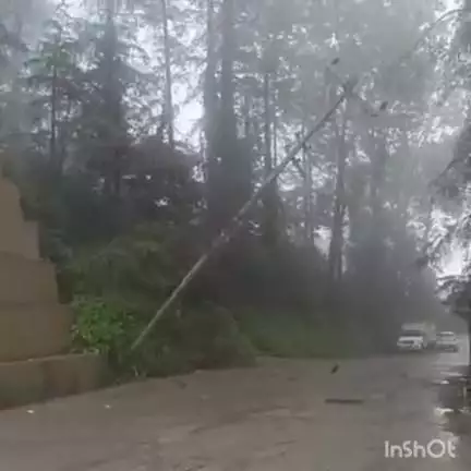 ठियोग: ठियोग में बिजली का खंबा गिरा, बड़े खतरे की संभावना, प्रशासन ने की संभलकर गाड़ी चलाने की अपील