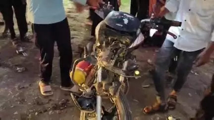 कोटड़ी: ढ़ेलाणा गांव के पास कार ने बाइक को मारी टक्कर, एक घायल, कार होटल के पोल से रुकी वरना होता बड़ा हादसा
