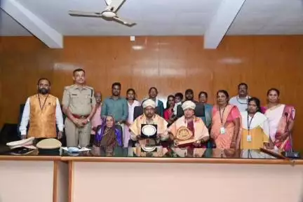 ಕಾರವಾರ: ನಿವೃತ್ತರಾದ ವಿವಿಧ ಪೊಲೀಸ್ ಅಧಿಕಾರಿಗಳಿಗೆ ಜಿಲ್ಲಾ ಪೊಲೀಸ್ ಕಚೇರಿಯ ಸಭಾಂಗಣದಲ್ಲಿ ಬೀಳ್ಕೊಡುಗೆ