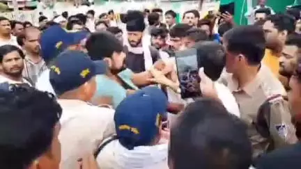 मुरैना नगर: पुराना बस स्टैंड चौराहे पर ट्रैफिक सिग्नल तोड़ने पर बाइक सवार और ट्रैफिक आरक्षक के बीच मारपीट, वीडियो वायरल
