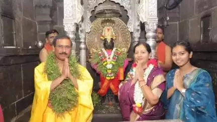 घनसावंगी: बळीराजाला सुख, समाधान लाभू दे अशी प्रार्थना करत
माजी आमदार राजेश टोपे यांनी केली पंढरपूरात श्री विठ्ठल रुक्मिणीची पूजा
