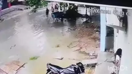सासाराम: सासाराम के बौलिया रोड में नाला में गिरा लड़का, स्थानीय लोगों ने बचाई उसकी जान