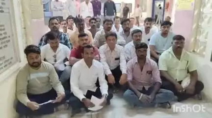 जळगाव: 102 रुग्णवाहिका चालकांचे विविध मागण्यांसाठी  जिल्हा परिषदेत आंदोलन