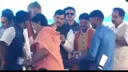 छिंदवाड़ा नगर: जल गंगा संवर्धन अभियान में उत्कृष्ट कार्य के लिए छिंदवाड़ा नगर निगम के महापौर और कमिश्नर का खंडवा में सीएम द्वारा सम्मान