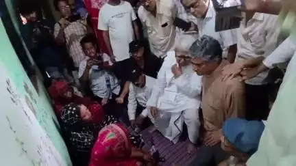 কালীগঞ্জ: মোলান্দি গ্রামে বোমা হামলায় নিহত তামান্না খাতুনের পরিবারের সঙ্গে সাক্ষাৎ করলেন সিপিআইএমের বর্ষিয়ান নেতা বিমান বসু