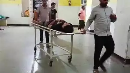 मिश्रिख: कुँवर गड्डी के पास सड़क पर तेज रफ्तार स्कूटी अनियंत्रित होकर पलटी, दो नेपाली युवक गंभीर रूप से घायल