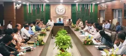 जौनपुर: कलेक्ट्रेट सभागार में बैठक, DM ने कहा- सड़कों पर न चलने पाए अनफिट वाहन