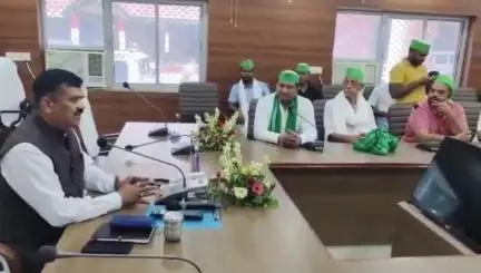 जौनपुर: किसानों को डीएम का आश्वासन, मिलेगा पूरा मुआवजा