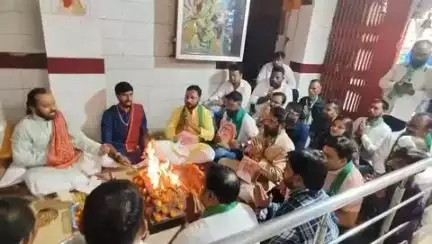 कांके: झामुमो ने शिबू सोरेन के स्वास्थ्य लाभ के लिए रांची के रातु रोड स्थित मां दुर्गा मंदिर में किया हवन पूजन