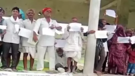 डग: आवर में किसान संघ के नेतृत्व में ग्रामीणों ने किया धरना प्रदर्शन