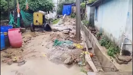 कोंडागांव: गांधी वार्ड में नाली निर्माण बना मुसीबत, ठेकेदार की लापरवाही से सड़क पर पड़ी मिट्टी से राहगीर परेशान