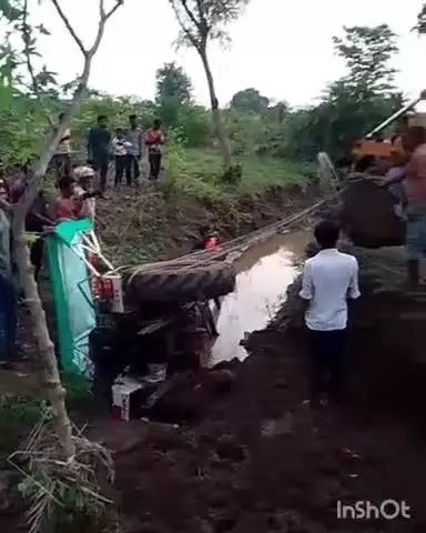 रन्नौद: बामौरकलां: खेत में बोबनी करते समय ट्रैक्टर अनियंत्रित होकर नाले में गिरा, चालक ने कूदकर जान बचाई