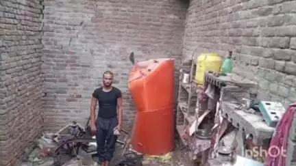 कायमगंज: घटिया निर्माण सामग्री से बने मकान का 15 साल में ढहना, गांव बहबलपुर का परिवार झोपड़ी में रहने को मजबूर