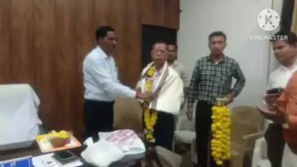 अमरवाड़ा: सतपाल डेहरिया {अमरवाड़ाएसडीएम रीडर} हुए सेवानिवृत्त, अधिकारियों व कर्मचारियों ने दी विदाई