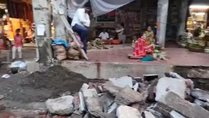 शिरपूर: शहरातील मुख्य बाजारपेठेतील फुलवाला चौकातील अतिक्रमण हटविले,शहर पोलीस व नगरपालिकेची संयुक्त कारवाई