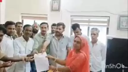 मावली: फतहनगर तालाब में गिरने वाले नालों को अतिक्रमण से मुक्त करवाने की मांग को लेकर अधिशासी अधिकारी को दिया ज्ञापन