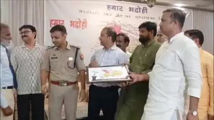 भदोही: भदोही का 32वां स्थापना दिवस धूमधाम से मनाया गया, मेधावी छात्रों और चिकित्सकों को किया गया सम्मानित