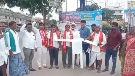 బోధన్: బోధన్ లో కేంద్ర హోంశాఖ మంత్రి అమిత్ షా దిష్టిబొమ్మ దగ్ధం చేసిన సిపిఐ ఎంఎల్ ప్రజాపంతా నాయకులు