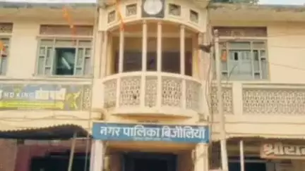 बिजौलिया: बिजौलिया में 10 दिन से सड़क पर पड़ा पेड़, जाम, नालियां और बंद स्ट्रीट लाइट से आमजन परेशान, आंदोलन की दी चेतावनी