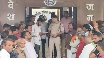 नीमच नगर: धनेरिया के किसानों ने झूठी FIR हटाने और भू-माफिया पर कार्रवाई की मांग को लेकर एसपी कार्यालय में दिया ज्ञापन