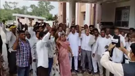 रतलाम नगर: आदिवासी कांग्रेस ने कलेक्टर कार्यालय पर प्रदर्शन कर ज्ञापन सौंपा
