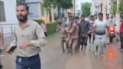 होशंगाबाद नगर: कंचननगर में सीवरेज पाइपलाइन डालते समय मिट्टी धंसने से मजदूर फंसा, कड़ी मशक्कत से निकाला गया
