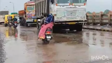 भंडारा: भंडारा येथील वैनगंगा नदीपुलावर साचले पाणी; आवागमान करणाऱ्यांना सहन करावा लागतोय त्रास