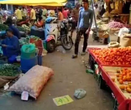 इचाक: डेली मार्केट में गंदगी के बीच सब्जी बेचने को मजबूर किसान