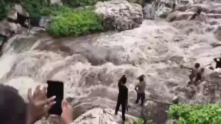 इमामगंज: लगूराही पहाड़ी जलप्रपात में अचानक आया तेज बहाव, 6 बच्चियां फंसी