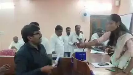 பந்தலூர்: நெல்லியாளம் நகராட்சியில் திமுக மற்றும் மாற்று கட்சி கவுன்சிலர்கள் வெளிநடப்பு போராட்டம்.