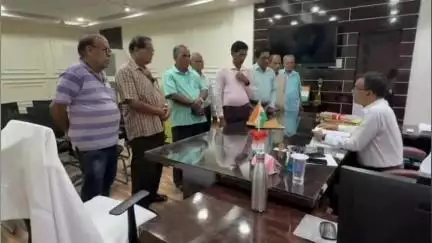 ଦେବଗଡ: ପୁରୁଣା ଜିଲ୍ଲା ମୁଖ୍ୟ ଚିକିତ୍ସାଳୟକୁ ଉପଖଣ୍ଡ ସ୍ତରୀୟ ଚିକିତ୍ସାଳୟ ମାନ୍ୟତା ଦାବୀରେ ଜିଲ୍ଲାପାଳଙ୍କ କାର୍ଯ୍ୟାଳୟରେ ଦାବିପତ୍ର ପ୍ରଦାନ