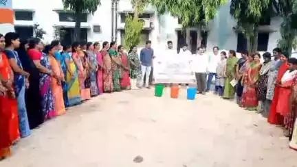 కోరుట్ల: మెట్పల్లి పట్టణంలో పలు వార్డుల్లో తడి, పొడి చెత్తపై అవగాహన కల్పించిన మున్సిపల్ కమిషనర్ మోహన్
