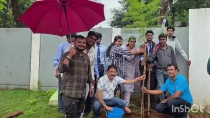 तोकापाल: बस्तर के ट्री मैन संपत झा ने स्वामी आत्मानंद उत्कृष्ट अंग्रेजी माध्यम विद्यालय तोकापाल को पौधे प्रदान किए