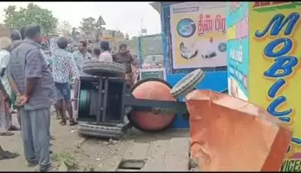 குன்னம்: சாலையில் தாறுமாறாக ஓடிய சிமெண்ட் கலவை எந்திரத்தால் அகரம்சீகூரில் பரபரப்பு