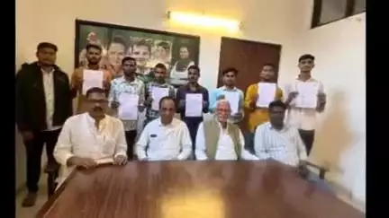 छिंदवाड़ा नगर: राजीव भवन कांग्रेस कार्यालय में स्मार्ट मीटर इंस्टॉलेशन के लिए चयनित युवाओं को नियुक्ति पत्र बांटे गए