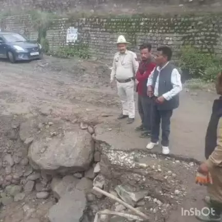 रोहड़ू: समाजसेवी सूर्यदेव शर्मा ने एसडीएम रोहड़ू व PWD विभाग का जताया आभार, चिड़गांव के ग्रामीणों को कीचड़ और बदबू से मिली निजात
