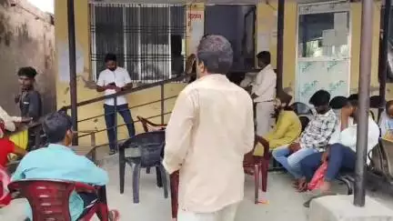 पडरौना: कुशीनगर सीएमओ ऑफिस में दिव्यांगों को मिली राहत, समय पर पहुंचे डॉक्टर और मिली नई कुर्सियां