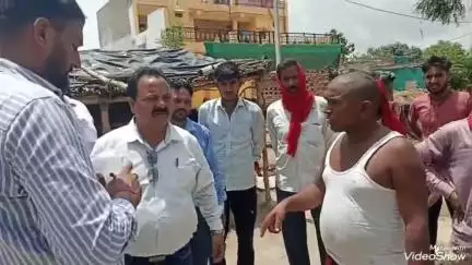 मिर्ज़ापुर: लखनपुर गांव में जल निगम के अधिकारियों और मृतक के परिजनों के बीच हुई नोंक झोंक, पानी का सैंपल लेने पहुंचे थे अधिकारी