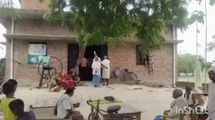मार्टिनगंज: बरदह थाना क्षेत्र के जमुआवा गांव में अज्ञात चोरों ने घर में घुसकर 10 लाख नगदी समेत गहनों की चोरी की