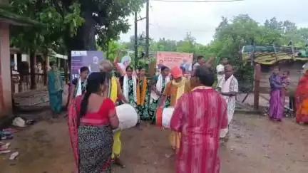 ଦେବଗଡ: ତିନି ଦିନିଆ ଜିଲ୍ଲା ଗସ୍ତରେ ଆସି ବାରକୋଟ ଓ ରିଆମାଳ ବ୍ଲକର ବିଭିନ୍ନ ପ୍ରକଳ୍ପ ପରିଦର୍ଶନ କଲେ ସେଣ୍ଟ୍ରାଲ ନୋଡାଲ ଅଫିସର