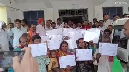 गड़हनी: गड़हनी प्रखंड के 27 भूमिहीनों को एमएलसी ने दिया जमीन का पर्चा