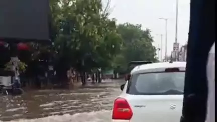 कोल: अलीगढ़ में झमाझम बारिश से जलमग्न हुए विभिन्न क्षेत्रों का नगर आयुक्त ने किया निरीक्षण