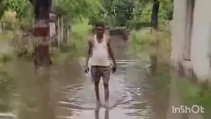 पलिया: बारिश के कारण पीडब्ल्यूडी कॉलोनी में हुआ जलभराव, कर्मचारियों ने कहा- आवास नहीं तो अवकाश ही दे दो साहब